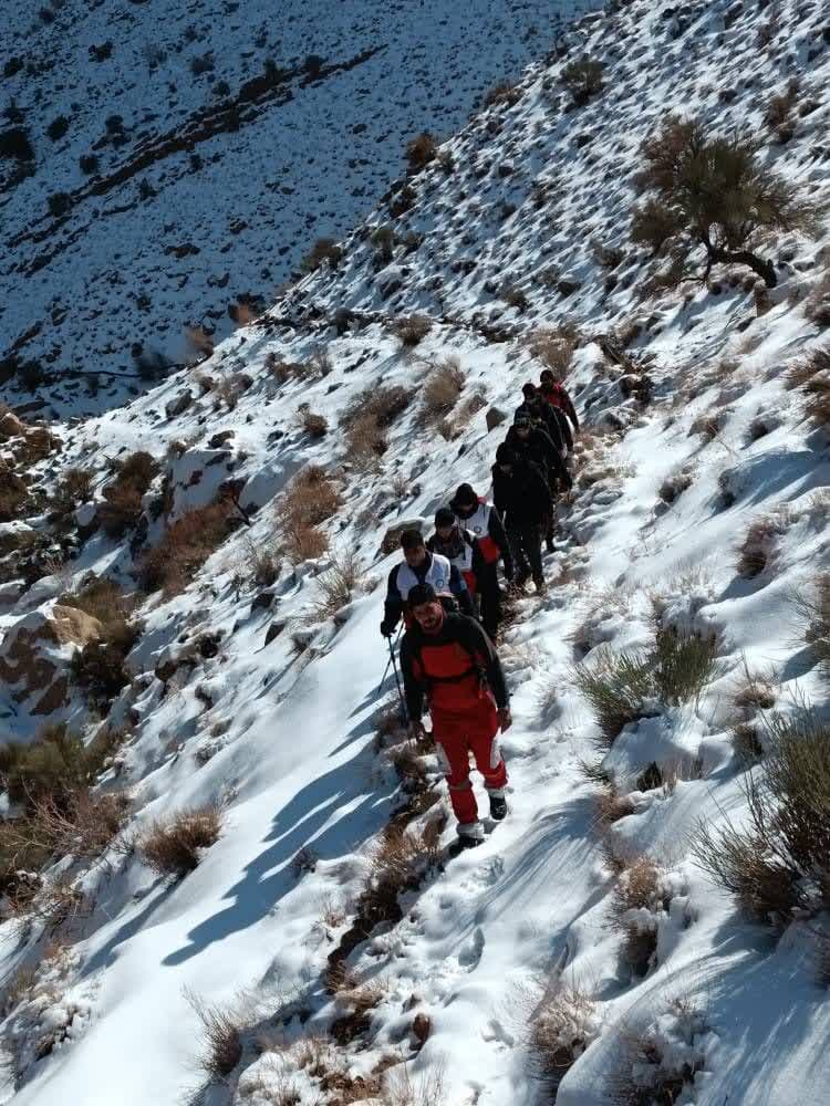با تلاش 12 ساعته نجاتگران هلال احمر؛ کوهنوردان در شهربابک نجات یافتند 