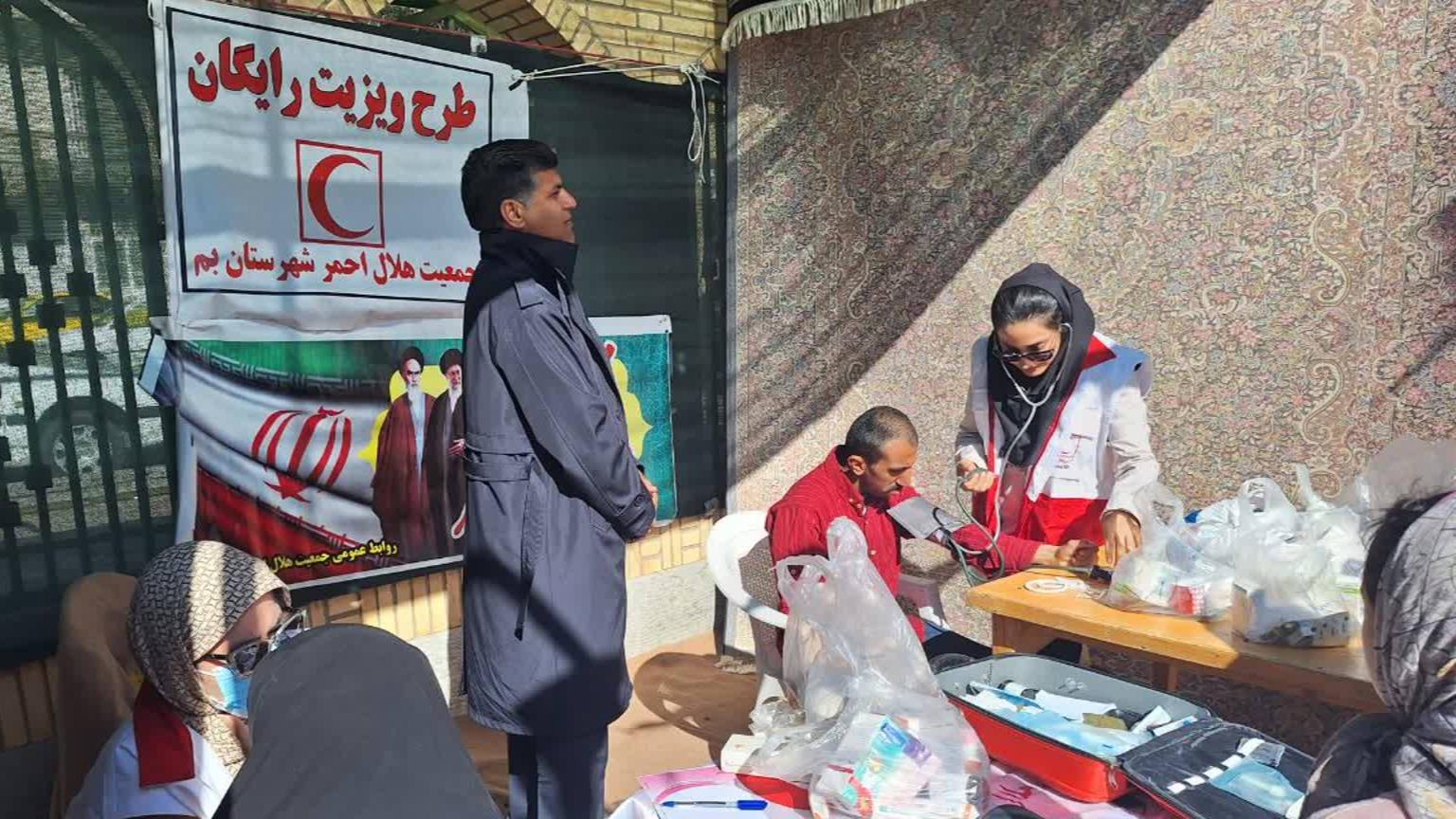 بیش از ۸۰ نفر در بم خدمات پزشکی دریافت کردند