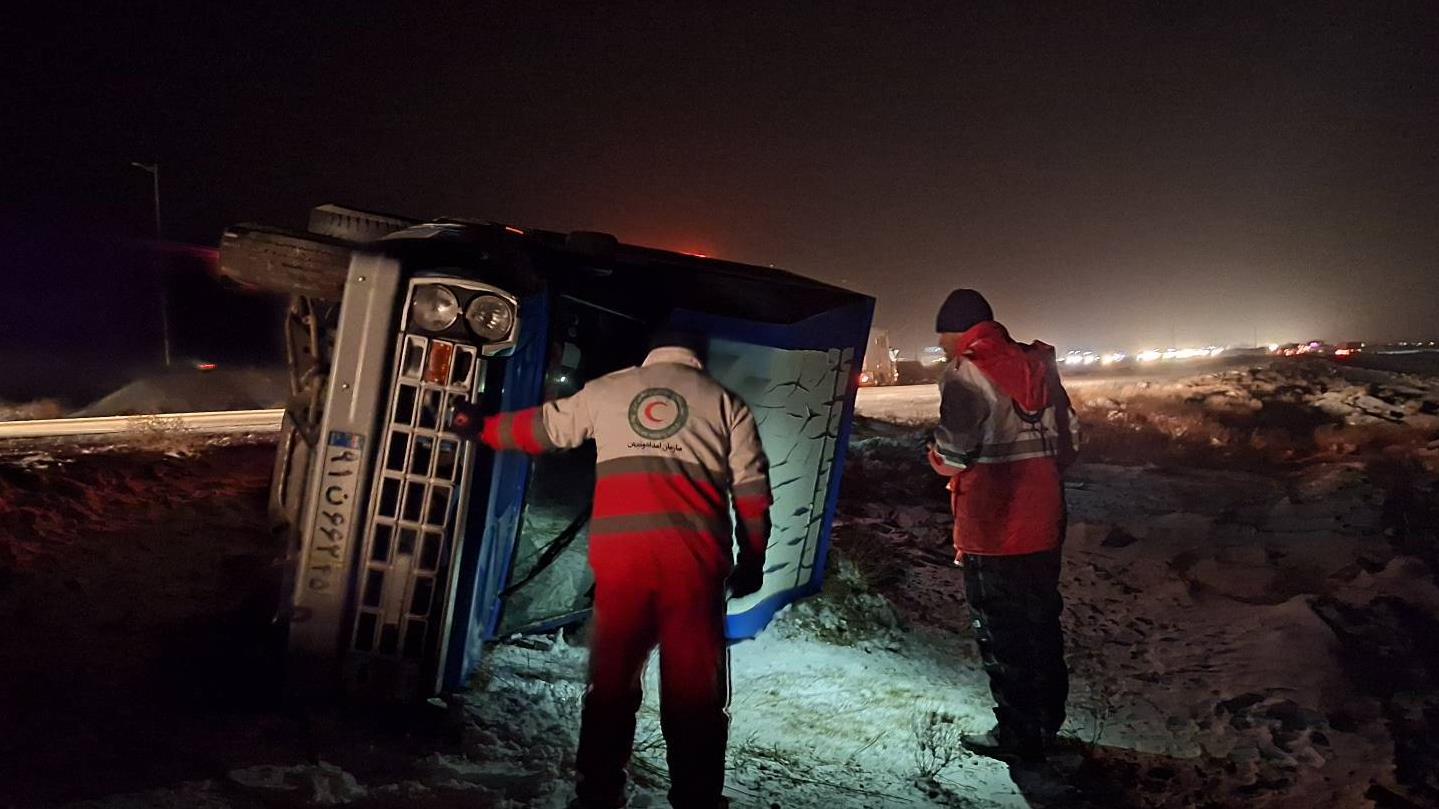 امدادرسانی هلال احمر کرمان در حوادث جوی؛ نجات ۷۵۱ نفر و رهاسازی ۱۴۳ خودرو در برف